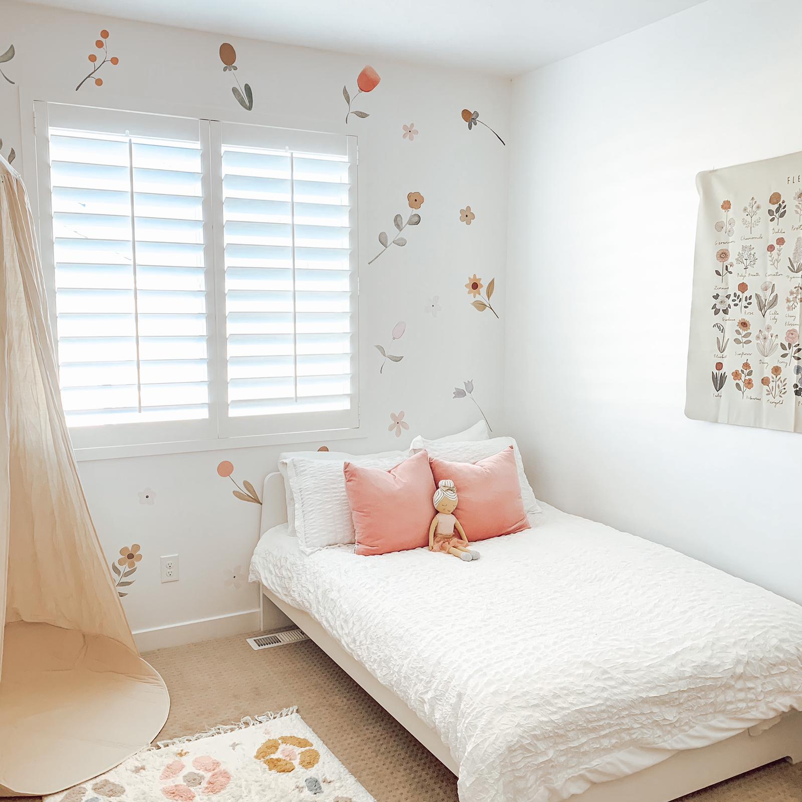 Belens floral wall decals in a kids bedroom
